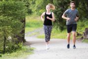 Junges Paar beim Joggen im Wald Junges Paar beim Joggen im Wald